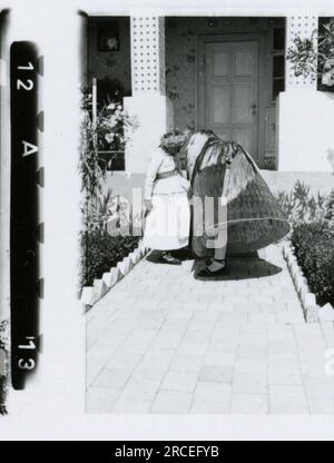 Fotografo delle SS Dürr 1943 scene domestiche di fattorie e città in Germania; ritratti di singoli soldati e foto di gruppo; campagna tedesca, villaggi e popolazione locale in abiti tradizionali; cerimonia di reclutamento, immagini della città bombardate che ritraggono le attività in prima linea delle unità Waffen-SS . Foto Stock