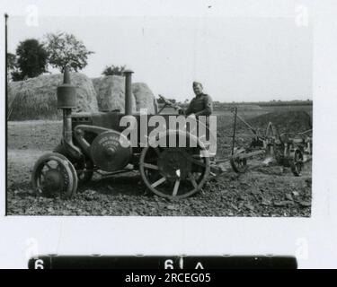 Fotografo delle SS Dürr 1943 scene domestiche di fattorie e città in Germania; ritratti di singoli soldati e foto di gruppo; campagna tedesca, villaggi e popolazione locale in abiti tradizionali; cerimonia di reclutamento, immagini della città bombardate che ritraggono le attività in prima linea delle unità Waffen-SS . Foto Stock