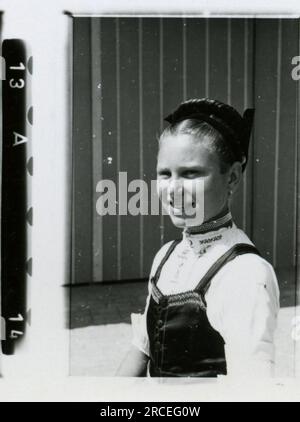 Fotografo delle SS Dürr 1943 scene domestiche di fattorie e città in Germania; ritratti di singoli soldati e foto di gruppo; campagna tedesca, villaggi e popolazione locale in abiti tradizionali; cerimonia di reclutamento, immagini della città bombardate che ritraggono le attività in prima linea delle unità Waffen-SS . Foto Stock