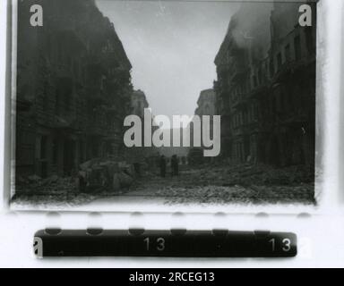 Fotografo delle SS Dürr 1943 scene domestiche di fattorie e città in Germania; ritratti di singoli soldati e foto di gruppo; campagna tedesca, villaggi e popolazione locale in abiti tradizionali; cerimonia di reclutamento, immagini della città bombardate che ritraggono le attività in prima linea delle unità Waffen-SS . Foto Stock