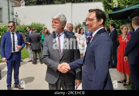 Francia, Praga. 14 luglio 2023. Il presidente ceco Petr Pavel (a sinistra) e altri ospiti di politici cechi hanno partecipato alle celebrazioni della festa nazionale per commemorare l'assalto francese alla fortezza della Bastiglia a Parigi il 14 luglio 1789, Che è considerato l'inizio della Rivoluzione francese, al Palazzo Buquoy, Ambasciata di Francia, Praga, Repubblica Ceca, 14 luglio, 2023. L'ambasciatore francese Alexis Dutertre (a destra) ha evidenziato le relazioni bilaterali di lunga data. Crediti: Salajkova Linda/CTK Photo/Alamy Live News Foto Stock