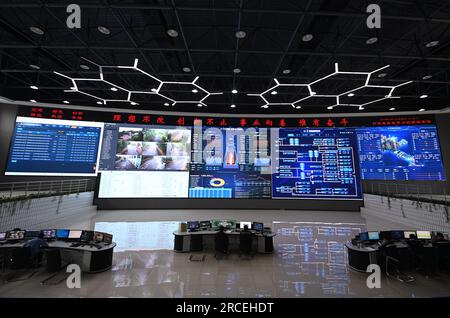 (230714) -- TIANJIN, 14 luglio 2023 (Xinhua) -- i membri del personale lavorano presso il centro operativo Internet industriale del New Tianjin Steel Group a Tianjin, Cina settentrionale, 12 luglio 2023. Per ottenere la riduzione delle emissioni di carbonio e migliorare l'efficienza energetica, Tianjin ha portato avanti negli ultimi anni la trasformazione completa della sua catena siderurgica. I produttori di ferro e acciaio sono incoraggiati a riformare il loro mix energetico, aggiornare la tecnologia e sviluppare trasporti alimentati a idrogeno. Le imprese siderurgiche ancora in funzione a Tianjin hanno completato la trasformazione a bassissime emissioni Foto Stock