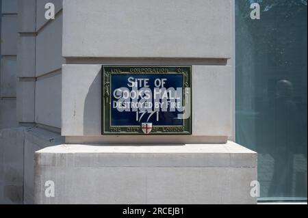 La City of London Corporation storica targa blu commemorativa per il sito della Cooks Hall, che fu distrutta da un incendio nel 1771. Città di Londra, Inghilterra, Regno Unito Foto Stock