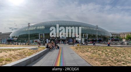 Strasburgo, Francia - 06 26 2023: Vista sulla facciata moderna dell'edificio della stazione ferroviaria di Strasburgo e sulla via pedonale dipinta con un arcobaleno Foto Stock