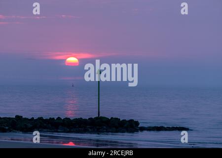 Tramonto sul Mare d'Irlanda a Prestatyn, Galles del Nord Foto Stock