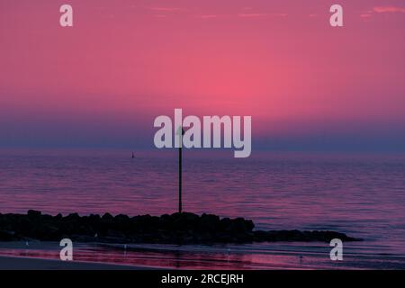Tramonto sul Mare d'Irlanda a Prestatyn, Galles del Nord Foto Stock
