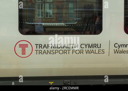 Il nuovo Transport for Wales (TFW) CAF DMU – Classe 197 numero 043 presso la stazione di Shrewsbury Foto Stock