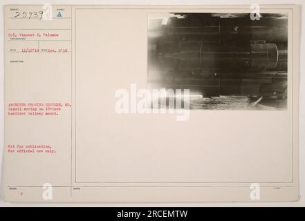 Vincent J. Palumbo lavora su una molla di rinculo di un supporto ferroviario a obice da 16 pollici ad Aberdeen Proving Grounds, MD. Questa immagine non deve essere pubblicata ed è esclusivamente per uso ufficiale. Foto Stock