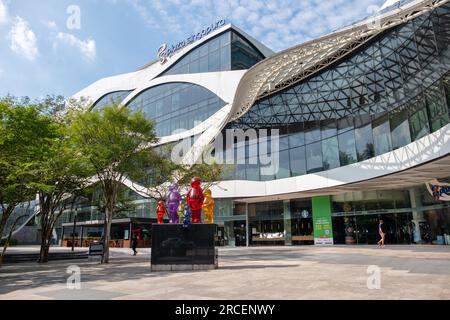 Singapore - 20 ottobre 2022: Plaza Singapura. E' un moderno centro commerciale situato lungo Orchard Road, Singapore, vicino alla stazione MRT di Dhoby Ghaut Foto Stock