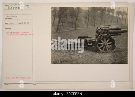 Il sergente Koenig, in qualità di fotografo, ha catturato questa immagine il 20 marzo 1918, raffigurando un cannone tedesco e 210 mm Mauser catturato dalle forze alleate a Malmaison, Serches, Francia. La fotografia, etichettata come 111-SC-33882, è stata conservata e non pubblicata per la pubblicazione. Ulteriori note indicano che è stato preso per scopi di ricognizione il 7 gennaio 1919. Foto Stock