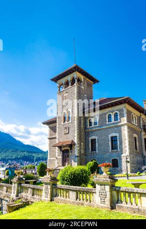 Esterno del Castello di Cantacuzino con vista sui Monti Bucegi, Busteni, Romania Foto Stock