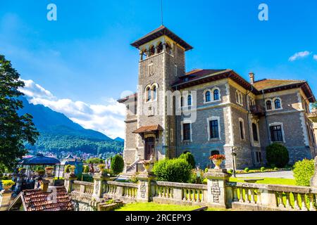 Esterno del Castello di Cantacuzino con vista sui Monti Bucegi, Busteni, Romania Foto Stock