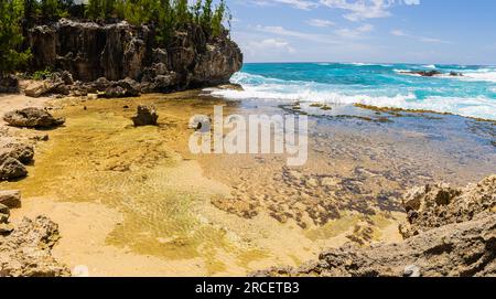 Lithified Cliffs Surround Heavenly Pearl Cove con Kamala Point, Mahaulepu Heritage Trail, Poipu, Kawaii, USA Foto Stock