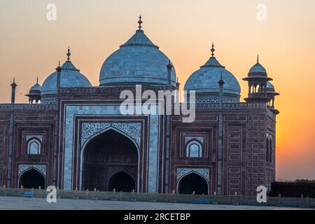 Foto mattutina delle cupole di Jama Masjid Mosqueas il sole sta risingendo sullo sfondo. Foto Stock