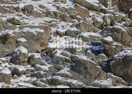 Nelle prime ore del mattino è possibile ammirare la via di arrampicata da Darband alla vetta di Tochal. Gli alpinisti camminano su questo sentiero. Foto Stock