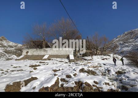 Nelle prime ore del mattino è possibile ammirare la via di arrampicata da Darband alla vetta di Tochal. Gli alpinisti camminano su questo sentiero. Foto Stock
