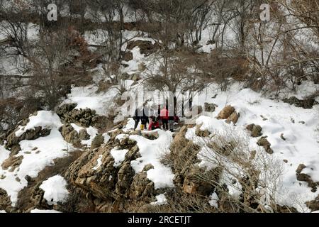 Nelle prime ore del mattino è possibile ammirare la via di arrampicata da Darband alla vetta di Tochal. Gli alpinisti camminano su questo sentiero. Foto Stock
