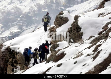 Nelle prime ore del mattino è possibile ammirare la via di arrampicata da Darband alla vetta di Tochal. Gli alpinisti camminano su questo sentiero. Foto Stock