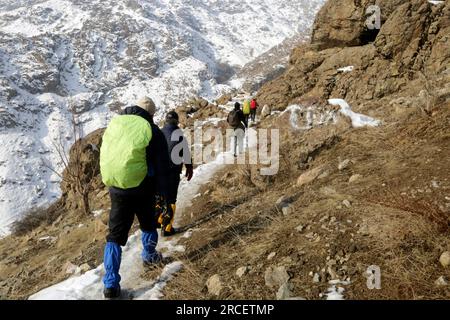 Nelle prime ore del mattino è possibile ammirare la via di arrampicata da Darband alla vetta di Tochal. Gli alpinisti camminano su questo sentiero. Foto Stock