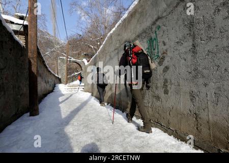 Nelle prime ore del mattino è possibile ammirare la via di arrampicata da Darband alla vetta di Tochal. Gli alpinisti camminano su questo sentiero. Foto Stock