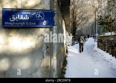Nelle prime ore del mattino è possibile ammirare la via di arrampicata da Darband alla vetta di Tochal. Gli alpinisti camminano su questo sentiero. Foto Stock