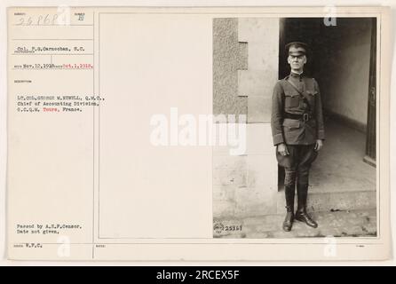 Didascalia: "CPL. P.G. Carnochan, membro del Signal Corps, scatta una fotografia del tenente colonnello George M. Newell, capo della divisione contabile del Q.M.C., durante il loro tour a Tours, in Francia. Questa immagine è stata passata dall'A.E.P. Censor, e fa parte della collezione numerata 25868 della serie "Photographs of American Military Activities during World War One" (fotografie delle attività militari americane durante la prima guerra mondiale). Foto Stock