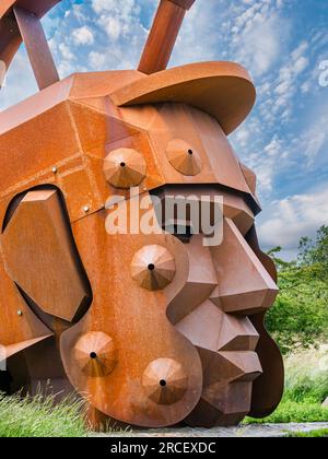 Silvanus Roman Soldier gigante scultura della testa di Svetlana Kondakova, Nethercroy Site of Antonine Wall, Croy Hill, Scozia, Regno Unito Foto Stock