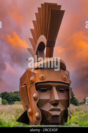 Silvanus Roman Soldier gigante scultura della testa di Svetlana Kondakova, Nethercroy Site of Antonine Wall, Croy Hill, Scozia, Regno Unito Foto Stock