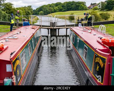 Barche o chiatte sul canale abbassate in blocco su Forth e Clyde Canal, Scozia, Regno Unito Foto Stock