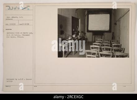 Vista interna di un laboratorio fotografico al G.H.Q. di Chaumont hte Marne, Francia durante la prima guerra mondiale. La foto è stata scattata il 2 novembre 1918 e presenta il sergente Abbott del Signal Corps (S.C.). L'immagine è stata rilasciata dall'A.E.F. Censor il 7 gennaio 1919. Foto Stock