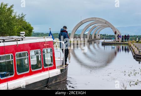 Barca o chiatta che si avvicina alla ruota di Falkirk su Union Canal Scotland, Regno Unito Foto Stock