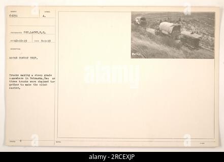 Viaggio in convoglio a motore in Nebraska durante la prima guerra mondiale, camion incatenati insieme per facilitare la salita su una pendenza ripida. Foto del sergente Lacey, scattata il 1 agosto 1919. Questa immagine fa parte di StillPixFindingAid numero 64231. Foto Stock