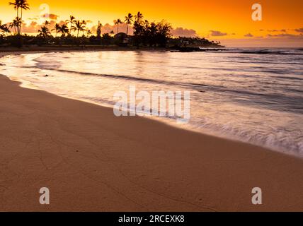 Alba sulla spiaggia sabbiosa di Poipu Beach, Koloa, Kauai, Hawaii, USA Foto Stock