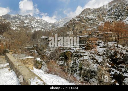 Nella foto si può vedere il villaggio turistico di Darband nel nord della città di Teheran all'alba. Questo villaggio è stato a lungo una via di arrampicata per re Foto Stock