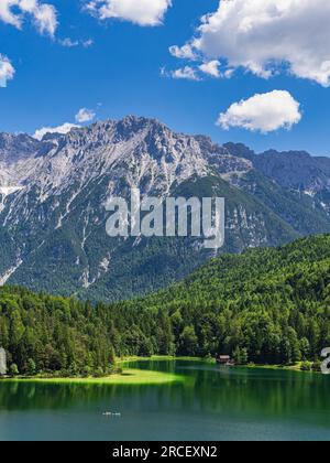 Vista sul lago Lautersee fino alle montagne Karwendel vicino a Mittenwald, Germania. Foto Stock