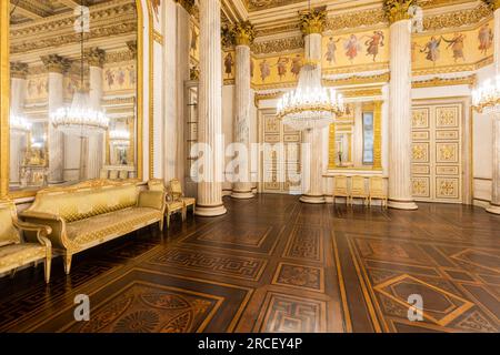 Torino, Italia - Aprile 2023: Sala da ballo del Palazzo reale. Interni antichi ed eleganti di lusso, circa 1860 Foto Stock