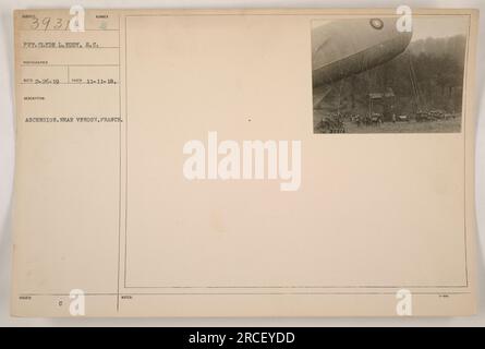 Pvt. Clyde L. Eddy cattura una fotografia intitolata 'Ascensione vicino Verdun, Francia' durante la prima guerra mondiale. L'immagine raffigura un aviatore che si prepara al decollo, evidenziando le capacità dell'aviazione militare durante la guerra. Questa foto è stata scattata l'11 novembre 1918 e fa parte della collezione di S.C. Fotografo Reco 2-26-19. Foto Stock