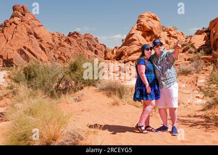 "Turisti che visitano la Valle del fuoco" Nevada USA Foto Stock