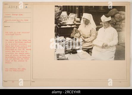 Il tenente George Lyon osservando i lavoratori della Croce Rossa che dimostravano due modi per avvolgere i pacchetti natalizi dei soldati al Pier 86, North River, New York il 20 novembre 1918. La loro missione era quella di rinforzare l'imballaggio dei pacchi persi destinati ai soldati di stanza all'estero. A questa foto è stato assegnato il numero ID 27169 e contrassegnato con "HS" SOLO PER USO UFFICIALE. NON PER LA PUBBLICAZIONE." Foto Stock