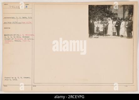 Il tenente J. E. Williams del Medical Reserve Corps sposa Mlle. Susanne Merger of Chaumont in Francia l'11 giugno 1918. La fotografia cattura la coppia in piedi fuori dal G.H. Chaumont, durante la loro cerimonia di nozze. L'immagine è stata scattata dal Sgt. I. J. Rode e approvata da 4. E. P. Censor il 2 luglio 1918. Foto Stock