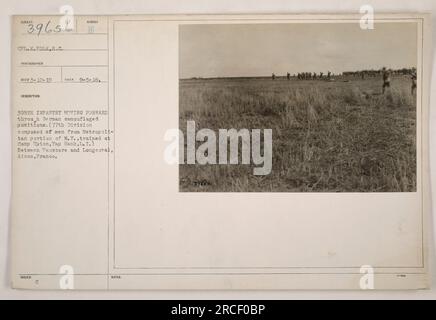 CPL. K. POLK, un fotografo assegnato al 305th Infantry della 77th Division durante la prima guerra mondiale, catturò questa immagine il 5 settembre 1918. La foto mostra il 305° fanteria che si muove in avanti attraverso le posizioni mimetiche tedesche tra Vauroere e Longeuval nella regione francese di Aisne. La 77th Division era composta da soldati della parte metropolitana di New York, addestrati a Camp Upton a Yaphank, Long Island. Questa foto specifica ha il numero di identificazione 111-SC-39656 ed è stata documentata il 12 marzo 1919. Foto Stock