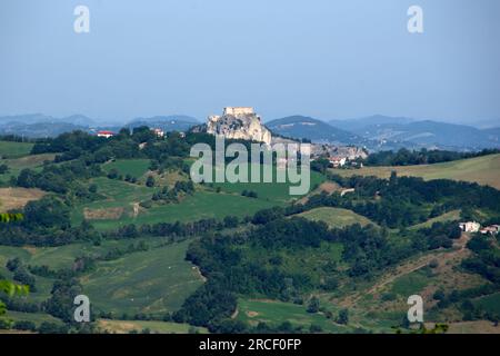 Il forte di San Leo in cima al precipizio Foto Stock