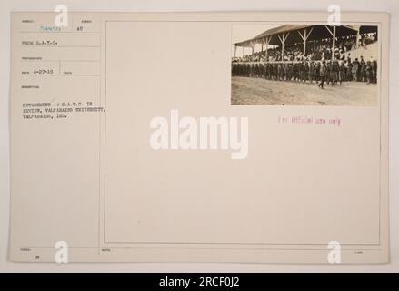 Un distaccamento della S.A.T.C. (Student Army Training Corps) è stato visto in revisione presso la Valparaiso University di Valparaiso, Indiana. Questa foto è stata scattata da un fotografo di nome Reco il 27 aprile 1919. L'immagine mostra i soldati in uniforme del S.A.T.C. durante un'ispezione formale o una parata. Queste informazioni sono contrassegnate esclusivamente per uso ufficiale. Foto Stock