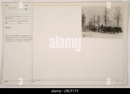 Un gruppo di cucine rotolanti, scortate da carri e carretti d'acqua, che sollevano il retro di una processione a Colombey, hte.Marne, Francia. La fotografia è stata scattata il 22 novembre 1918 dal tenente H. A. Strohmeyer, Jr., 8th C. è stata ricevuta ed emessa il 26 febbraio 1919. Foto Stock