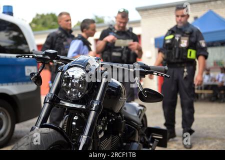 Teltow, Germania. 14 luglio 2023. Gli agenti di polizia controllano una motocicletta. Gli agenti di polizia dell'accademia di polizia e circa 100 partecipanti provenienti da 14 stati federali e tre nazioni hanno preso parte al controllo del traffico nel distretto di Teltow-Fläming, che è stato esercitato in connessione con un vicino incontro motociclistico. Ciò includeva anche un'operazione pratica congiunta nel contesto di un controllo del traffico nel distretto di Teltow-Fläming. Credito: Michael Bahlo/dpa/Alamy Live News Foto Stock