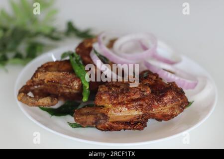 Kada Fry o Quail Fry. Carne di quaglia fritta e marinata con peperoncino rosso in polvere, pepe, pasta di aglio allo zenzero, sale e succo di lime. Quail Meet è considerato Foto Stock