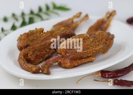 Carne di quaglia marinata. Carne di quaglia marinata con peperoncino rosso in polvere, pepe, pasta di aglio allo zenzero, sale e succo di lime prima della frittura. Quail Meet è c Foto Stock