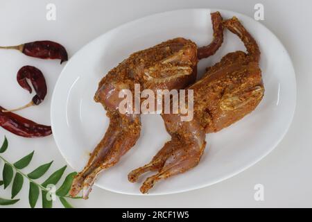 Carne di quaglia marinata. Carne di quaglia marinata con peperoncino rosso in polvere, pepe, pasta di aglio allo zenzero, sale e succo di lime prima della frittura. Quail Meet è c Foto Stock