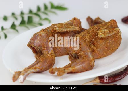 Carne di quaglia marinata. Carne di quaglia marinata con peperoncino rosso in polvere, pepe, pasta di aglio allo zenzero, sale e succo di lime prima della frittura. Quail Meet è c Foto Stock