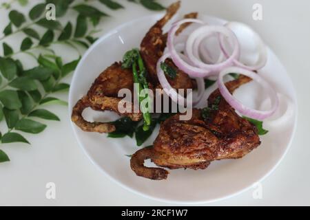 Kada Fry o Quail Fry. Carne di quaglia fritta e marinata con peperoncino rosso in polvere, pepe, pasta di aglio allo zenzero, sale e succo di lime. Quail Meet è considerato Foto Stock